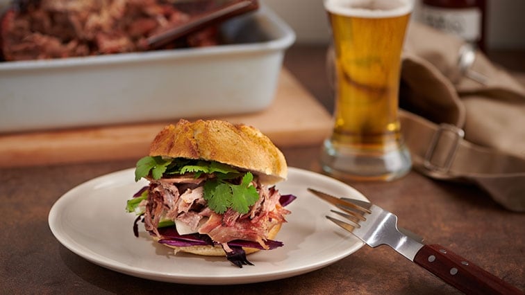 Pomaly pečené bravčové mäso v BBQ omáčke