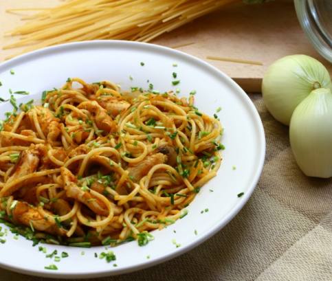 Pirított csirkés tészta