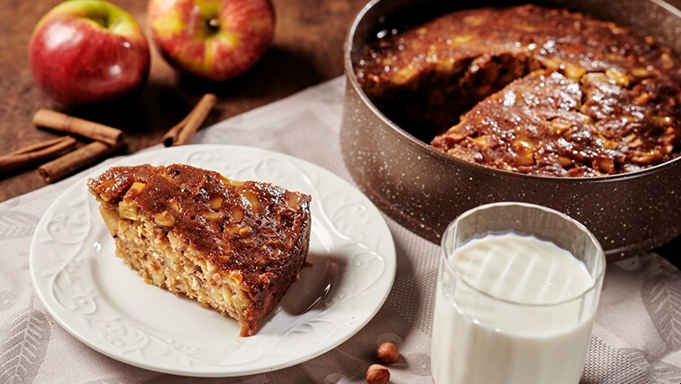 Svieži hrnčekový jablkový koláč s vanilkovým krémom