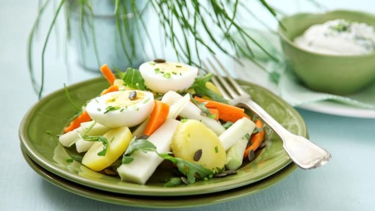 Jarní kedlubnový salát s jogurtovo-pažitkovou zálivkou