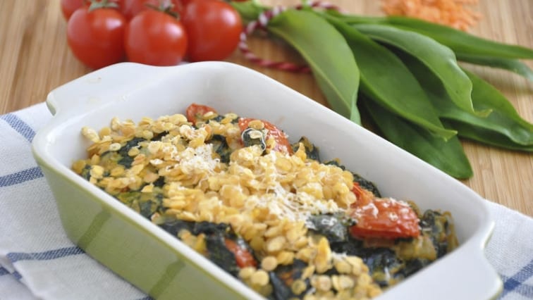 Zapečená červená čočka se špenátem a rajčaty