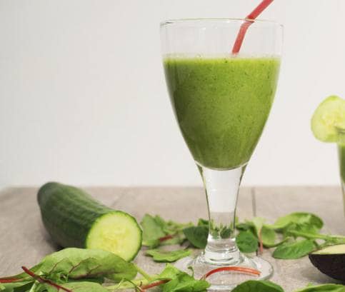 Raw smoothie z avokáda, špenátu a okurky