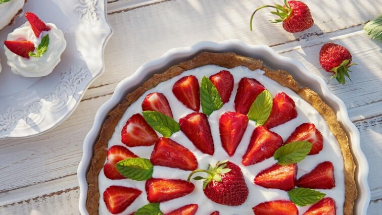 Šlehačkový koláč s domácím korpusem a jahodami