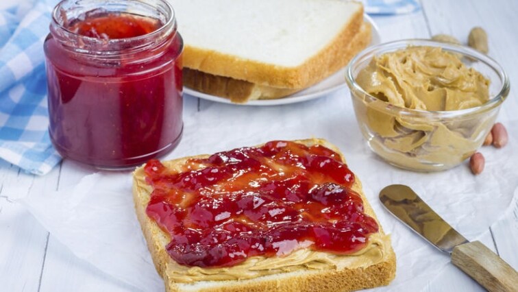 Sladké toasty s domácím arašídovým máslem a džemem