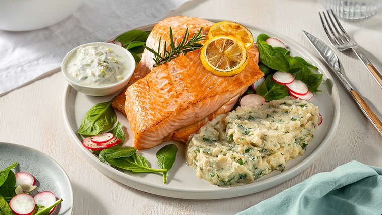 Pošírovaný filet z lososa s ředkvičkou, podávaný s křenovou omáčkou a květákovým pyré