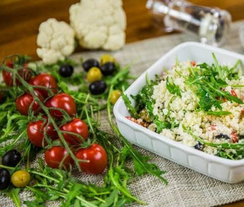 Květákový raw kuskus s rukolou, cherry rajčátky a olivami