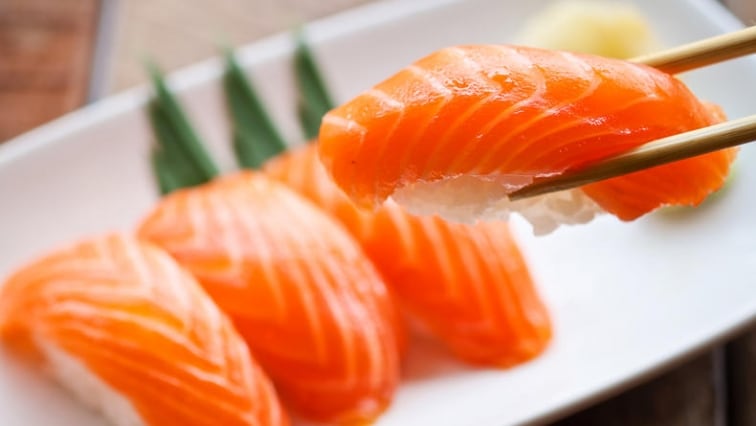 Lososové nigiri sushi