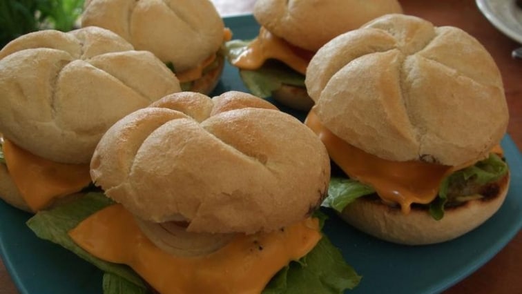 Domácí hamburgery na grilu