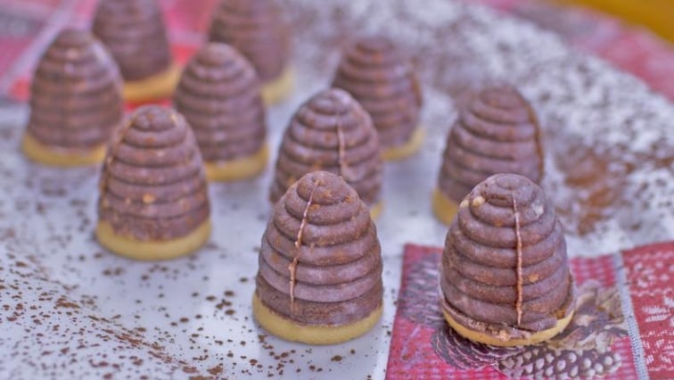 Nepečená vosí hnízda provoněná rumem