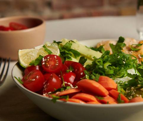 Bowl s kuracím mäsom a avokádom