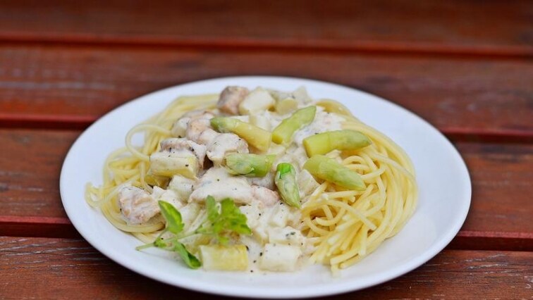 Smetanové špagety s kuřecím masem a chřestem