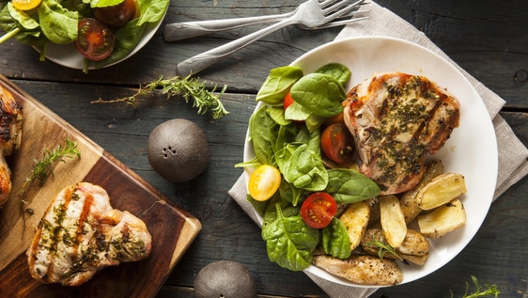 Grilované vepřové plátky v bylinkové marinádě se salátem z čerstvého špenátu