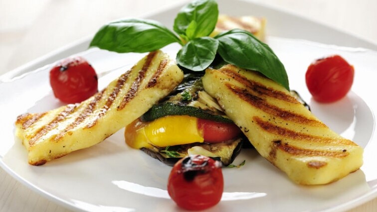 Halloumi na grilu se zeleninovou oblohou