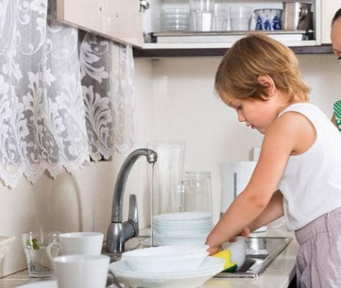 Domáce práce pre deti podľa veku: Zvládne ich aj batoľa