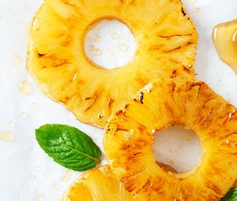 Grilovaný ananas s mátou a třtinovým cukrem