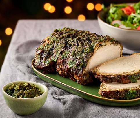 Vepřová pečeně v petrželkové krustě s ředkvičkovým salátem