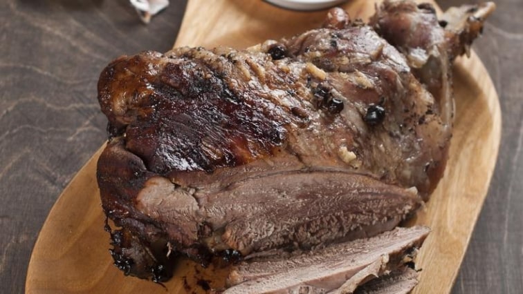 Špikovaná dančí kýta na česneku