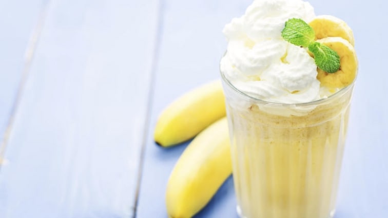 Mléčný banánový milkshake se šlehačkou
