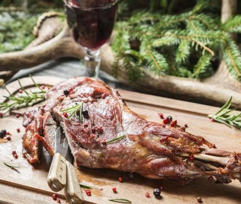 Srnčí na červeném víně a jalovci