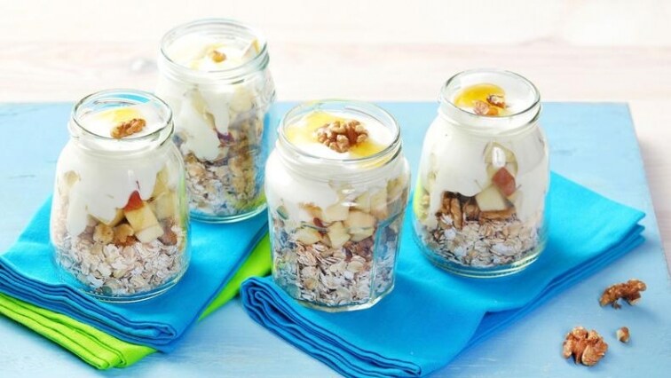 Opražené ovesné lupínky s jogurtem jablkem ořechy a medem