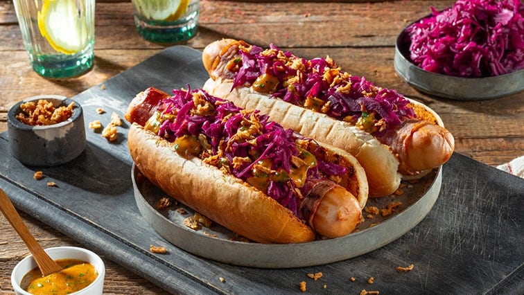 Hotdogy s párkom zabaleným v slanine, s kapustou a cibuľkou