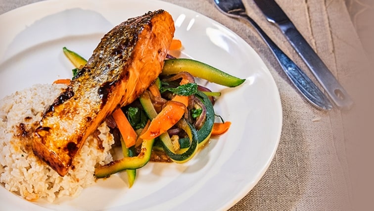 Marinovaný losos s kokosovou ryžou