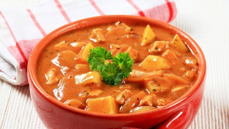 Bramborový guláš s klobásou