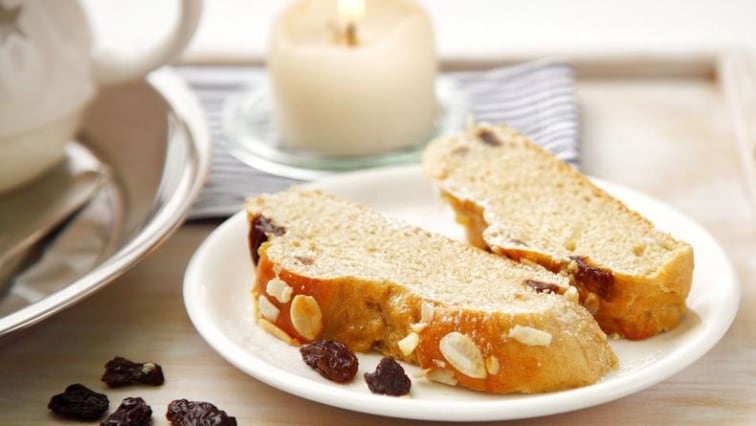 Tvarohová vánočka bez lepku s rozinkami