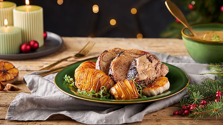 Jahňacina na tymiane so smotanovou omáčkou a zemiakmi Hasselback