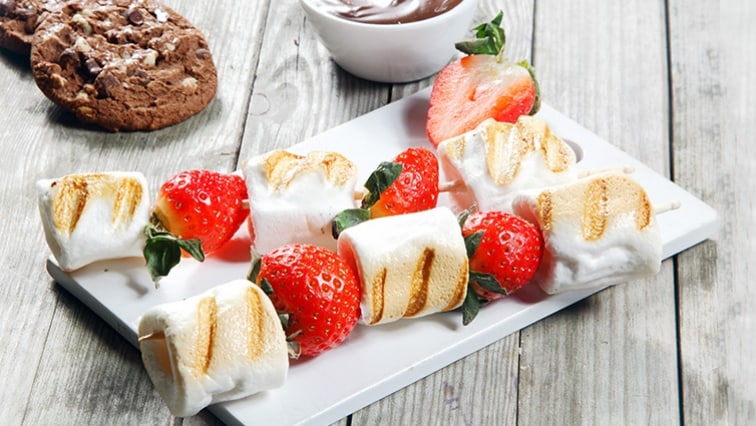 Grilované špízy marshmallows s ovocím