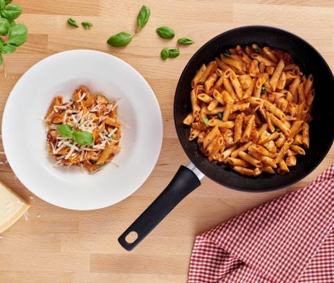 Csirkés-sajtos tészta paradicsomszószban