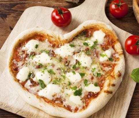 Srdíčková pizza s mozzarelou a rajčaty