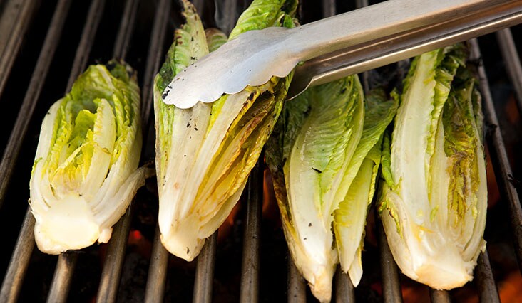 Batyuban sült tarja kolbászkarikákkal és grillezett zöldségekkel 