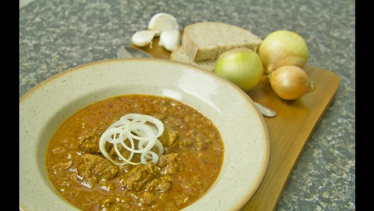 Guláš z hovězí kližky zahuštěný chlebem