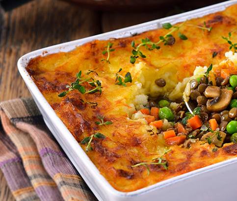 Pastýřský koláč s čočkou, sýrem a bramborovým pyré 