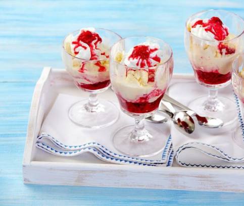 Horké maliny s vanilkovou zmrzlinou