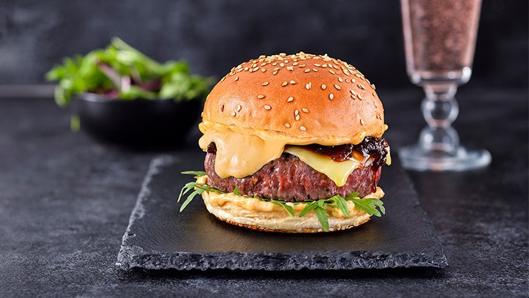 Finest írsky cheeseburger s čatní z červenej cibule a domácimi žemľami