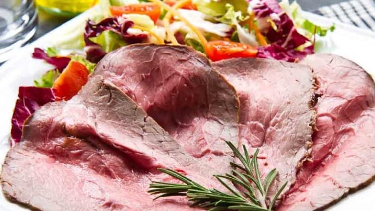 Hovězí rostbíf na grilu se zeleninovým salátem