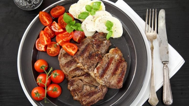 Hovězí steak na grilu s cherry rajčátky, bazalkou a mozzarellou