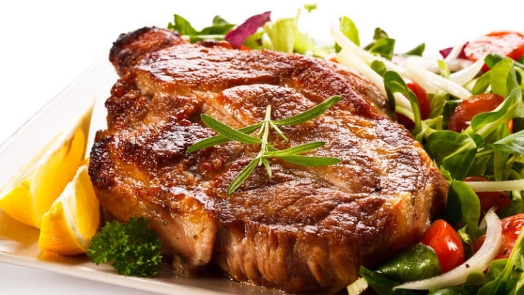 Marinovaná krkovice na grilu s lehkým salátkem