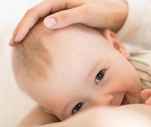 Co nejíst při kojení: Seznam nevhodných potravin