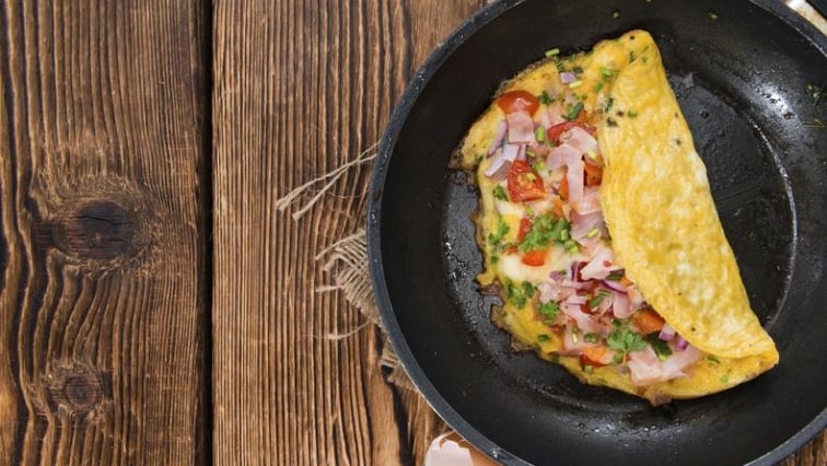 Velikonoční omeleta se šunkou a jarními bylinkami