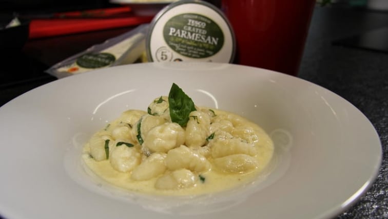 Gnocchi s omáčkou quattro formaggi a čerstvou bazalkou