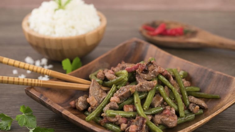 Hovězí plátky se zelenými fazolkami a slaninou