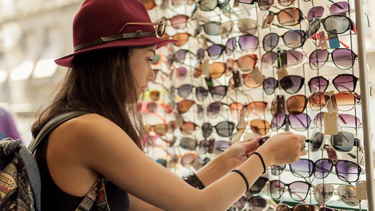 Levné sluneční brýle oči chrání, ale sledujte čísla