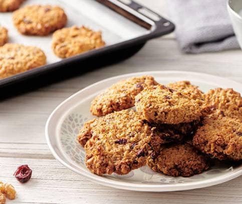 Oříškové cookies se sušenými brusinkami a kokosem