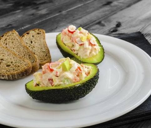 Krabí salát s bílým jogurtem a avokádem