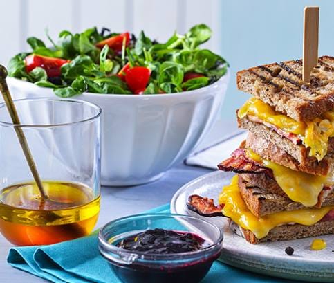 Zapečený chléb s grilovacím sýrem a slaninou marinovanou v brusinkové omáčce