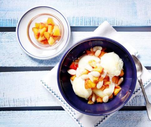 Zmrzlina z řeckého jogurtu s broskvemi a kousky mandlí