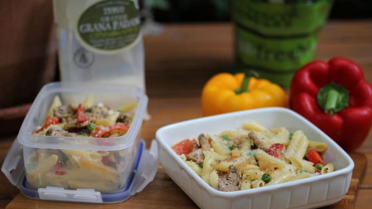 Rychlé těstoviny s vepřovou panenkou, zeleninou a sýrem Grana Padano